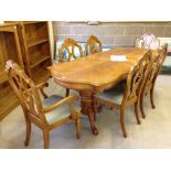 An oak extending dining room table & 6 chairs (4 +2 carvers).