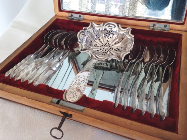 12 Dutch silver tea spoons with tea strainer in mirror lined birds eye maple box, c1843. - Image 2 of 2