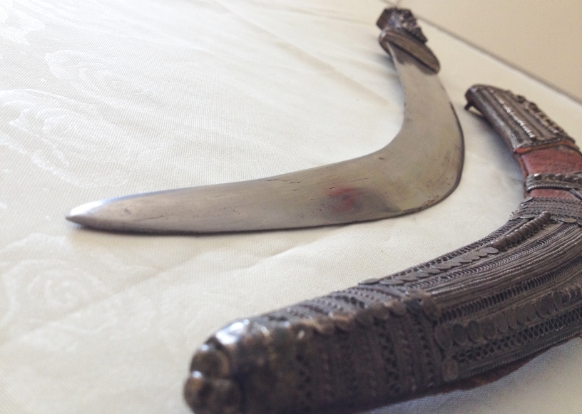 An antique circa 19th century middle eastern dagger/short sword with curved blade, approx 45cm (55cm - Image 4 of 15