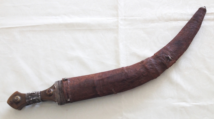 An antique circa 19th century middle eastern dagger/short sword with curved blade, approx 45cm (55cm - Image 12 of 15