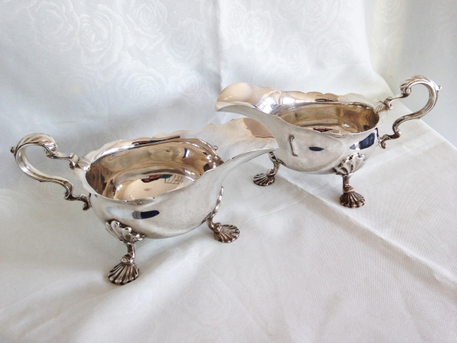 A matched pair (same maker) of George II style silver sauce boats on shell feet, Sheffield 1898 & - Image 2 of 2