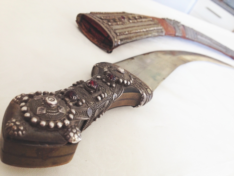 An antique circa 19th century middle eastern dagger/short sword with curved blade, approx 45cm (55cm - Image 3 of 15