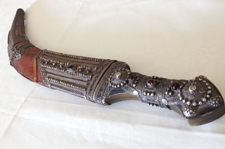 An antique circa 19th century middle eastern dagger/short sword with curved blade, approx 45cm (55cm - Image 15 of 15