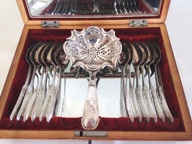 12 Dutch silver tea spoons with tea strainer in mirror lined birds eye maple box, c1843.