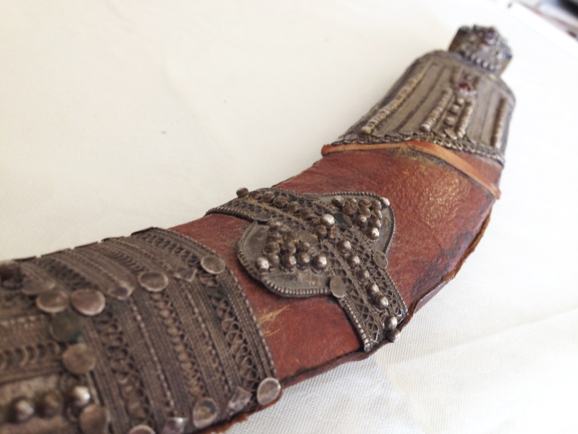 An antique circa 19th century middle eastern dagger/short sword with curved blade, approx 45cm (55cm - Image 8 of 15