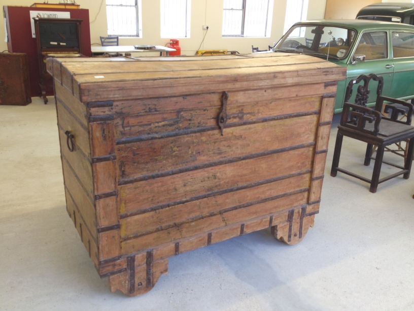 A very large antique Indian/African iron banded wooden marriage chest on wheels - measures 158 x - Image 5 of 7