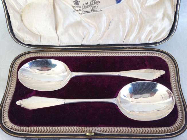 A cased set of HM Silver serving spoons. London 1909. - Image 2 of 2