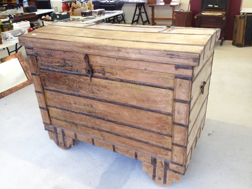 A very large antique Indian/African iron banded wooden marriage chest on wheels - measures 158 x - Image 6 of 7