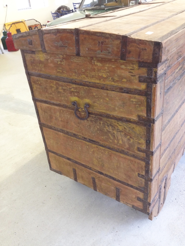 A very large antique Indian/African iron banded wooden marriage chest on wheels - measures 158 x - Image 4 of 7