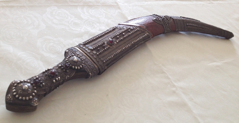 An antique circa 19th century middle eastern dagger/short sword with curved blade, approx 45cm (55cm - Image 13 of 15
