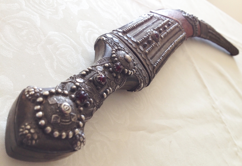An antique circa 19th century middle eastern dagger/short sword with curved blade, approx 45cm (55cm - Image 5 of 15