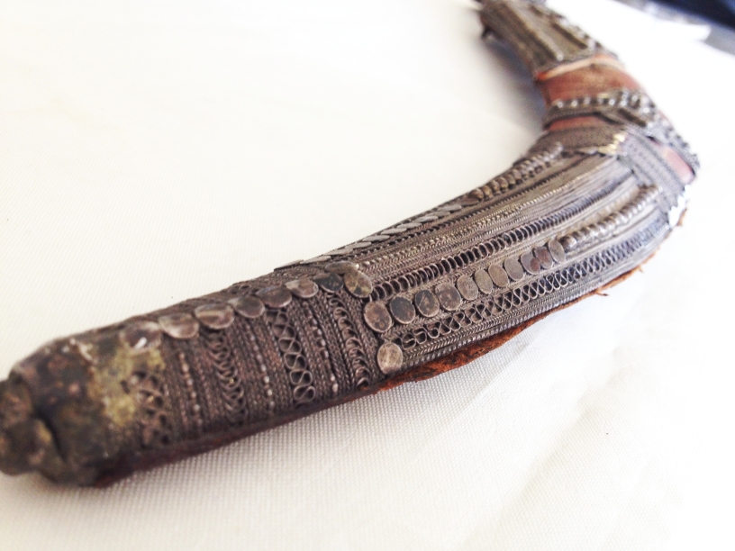 An antique circa 19th century middle eastern dagger/short sword with curved blade, approx 45cm (55cm - Image 7 of 15