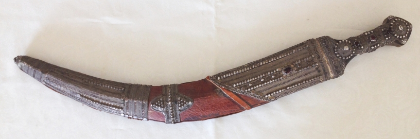 An antique circa 19th century middle eastern dagger/short sword with curved blade, approx 45cm (55cm - Image 14 of 15
