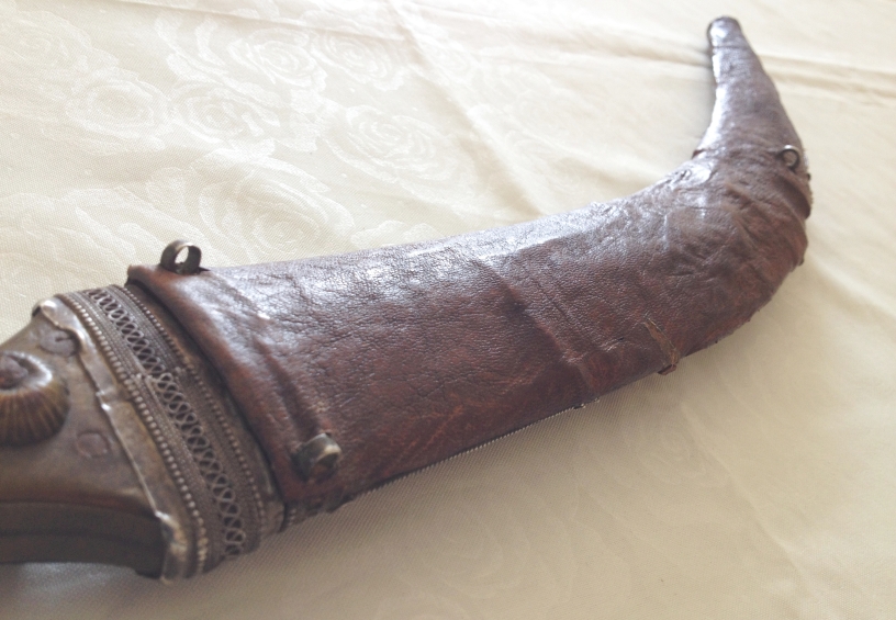 An antique circa 19th century middle eastern dagger/short sword with curved blade, approx 45cm (55cm - Image 11 of 15
