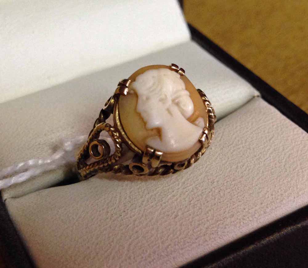 9ct gold cameo ring weight approx 3.9g size P