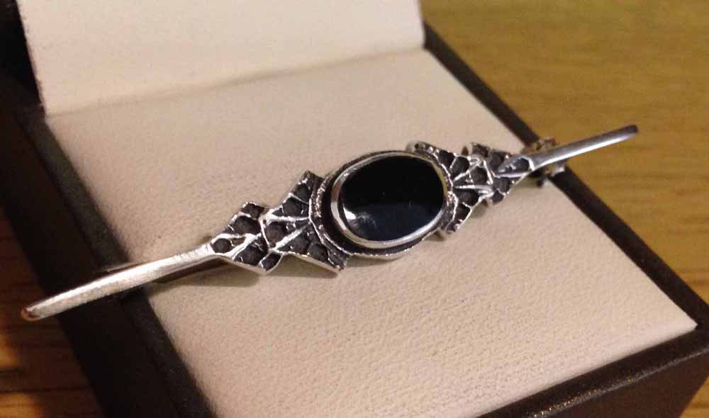 925 silver bar brooch with central oval black onyx stone.