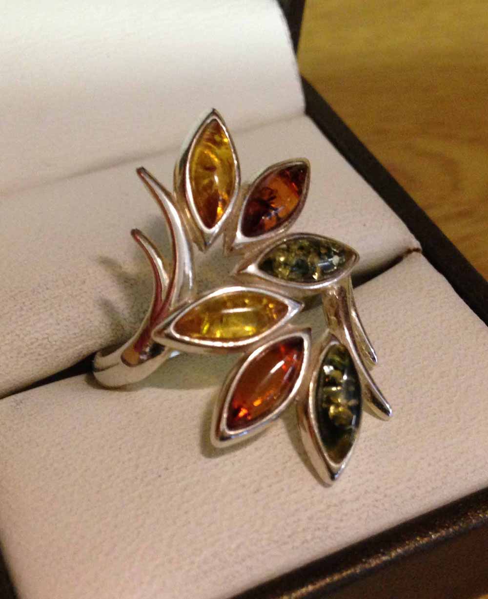 Ladies silver dress ring with pretty leaf design set with amber, size R 1/2