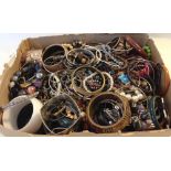 A large quantity of costume jewellery bangles & bracelets. Weight approx 4kg.