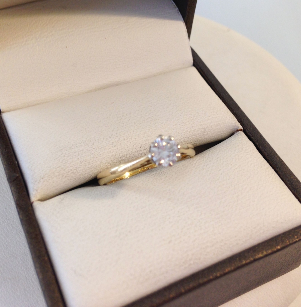 An 18ct gold & diamond solitaire ring. Diamond approx 0.3 carat. Tests as 18ct gold (ring was