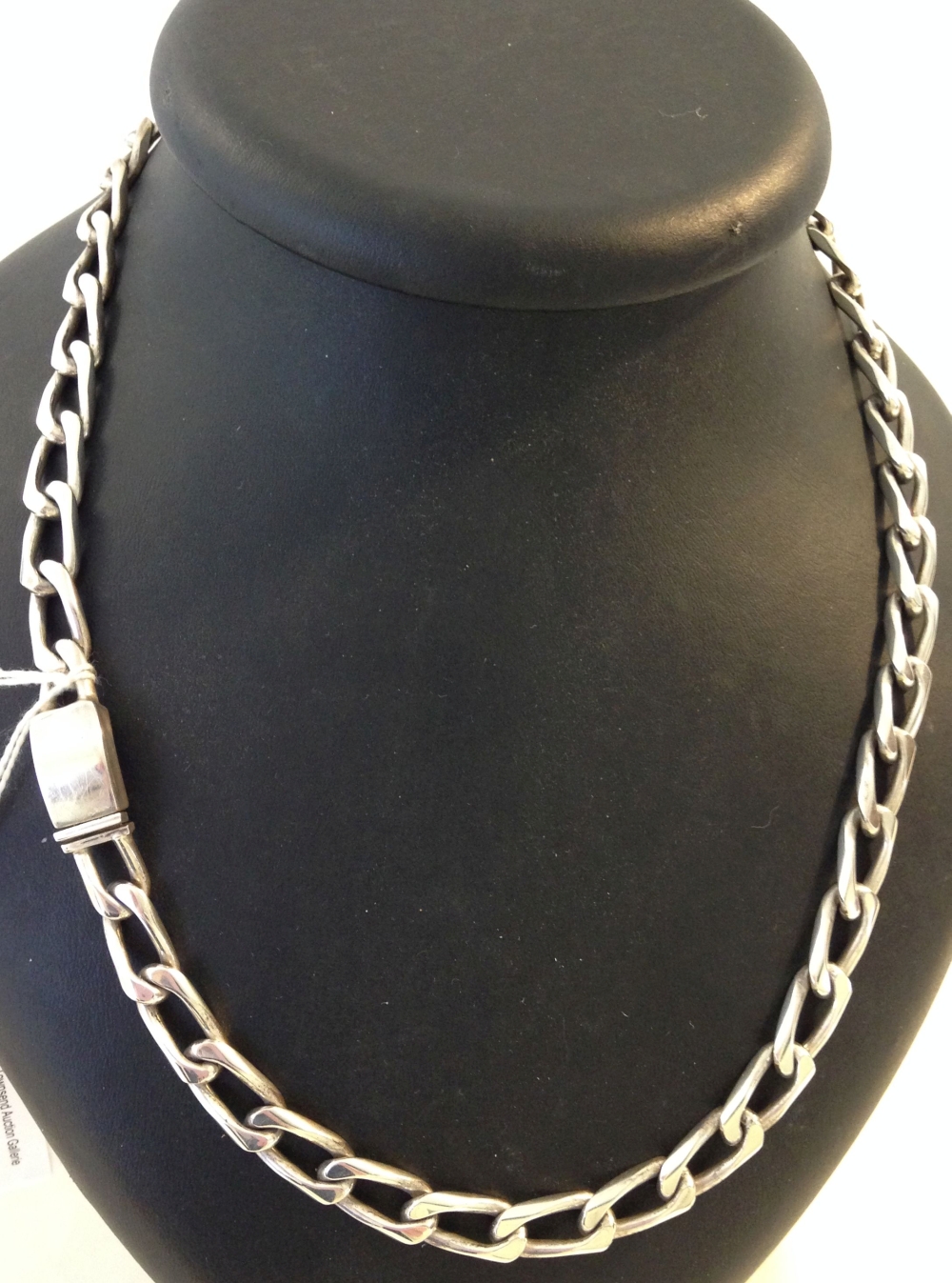 A heavy 925 Mexican silver link chain, approx 22" long, weight approx 102.1g.