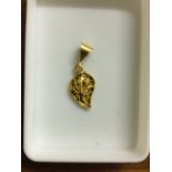 A 21ct gold filigree leaf pendant approx 1.6g. Stamped ARR 21K, approx 2cm long.