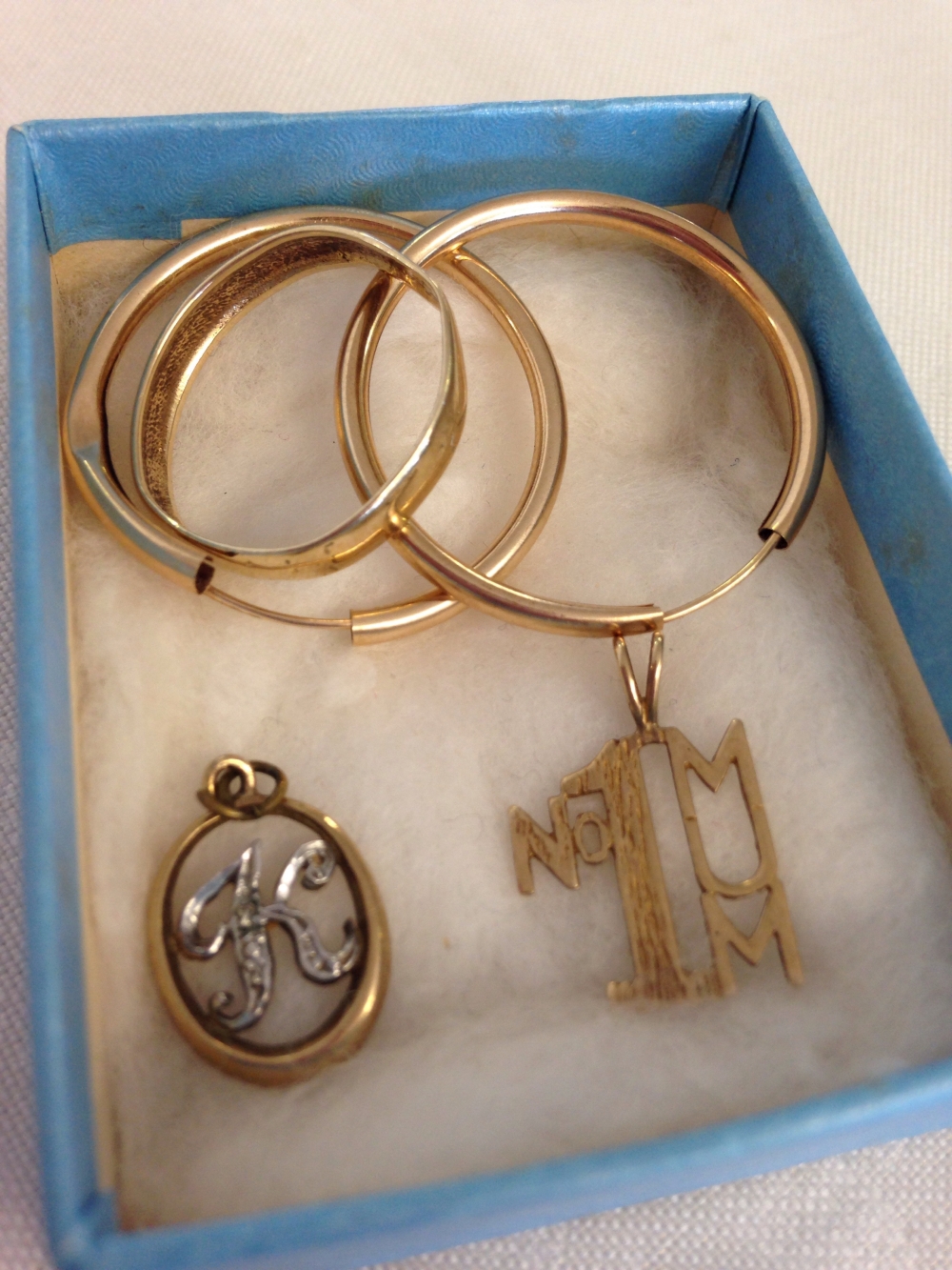 A letter K pendant, a No 1 Mum pendant, a pair of hooped earrings & a hallmarked 9ct wedding ring.