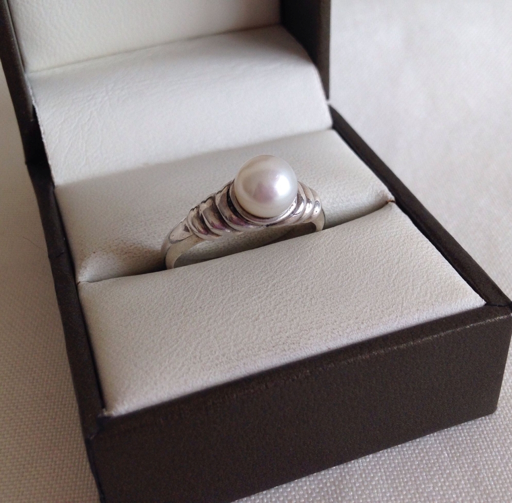 925 silver ring with central pearl, size O.