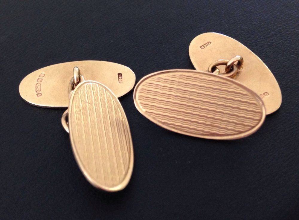 A pair of gents 9ct gold cufflinks, approx 6.3g.