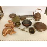 A quantity of brass & copper items to include kitchenalia & bed warmers.