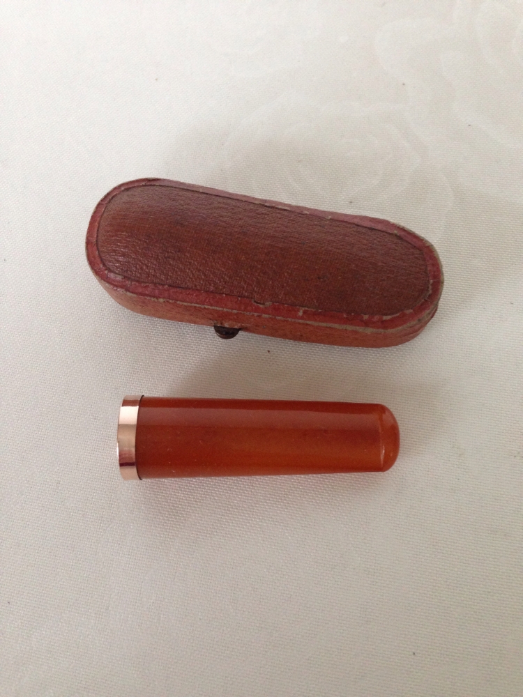 An amber cigar/cheroot holder with gold rim in fitted case. Tests as at least 9ct gold - no