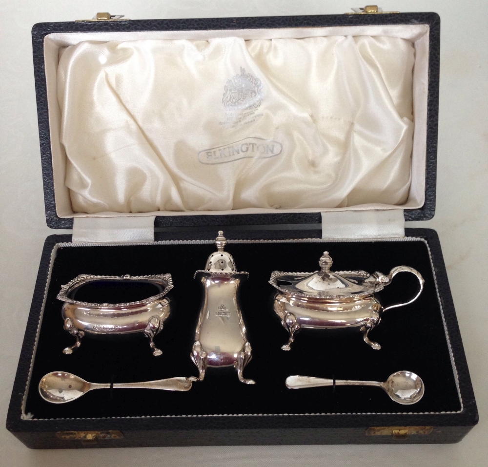 Boxed Elkington silver condiment set. Salt and mustard pots have blue glass liners. All pieces