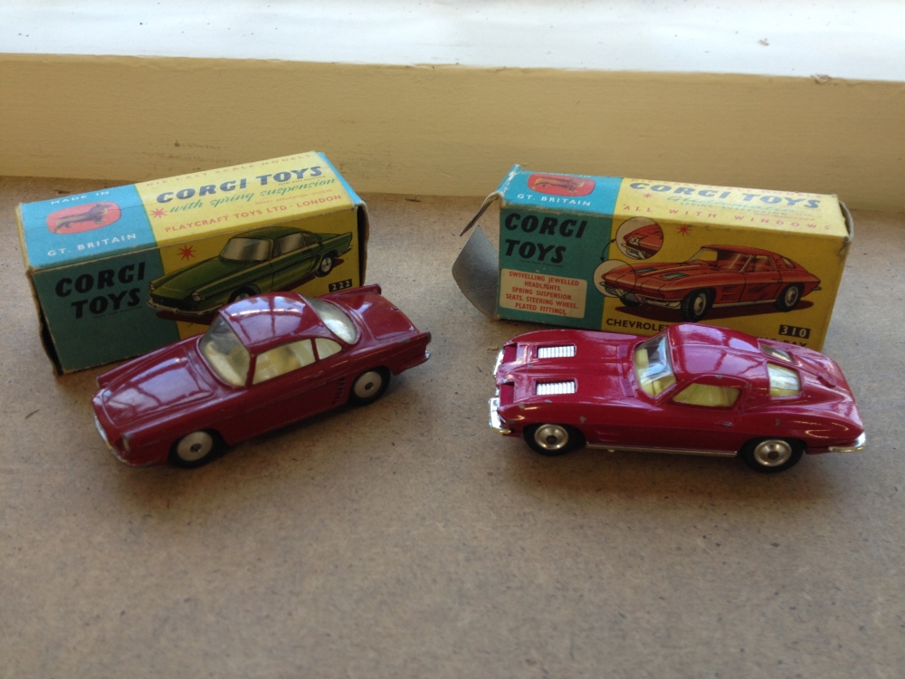 2 boxed Corgi cars - Renault Floride #222 and Corvette Stingray #310.