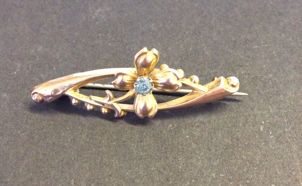 Pretty vintage 9ct gold bar brooch - rose gold with yellow gold flower and central blue stone.