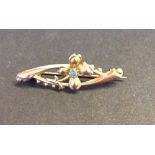 Pretty vintage 9ct gold bar brooch - rose gold with yellow gold flower and central blue stone.
