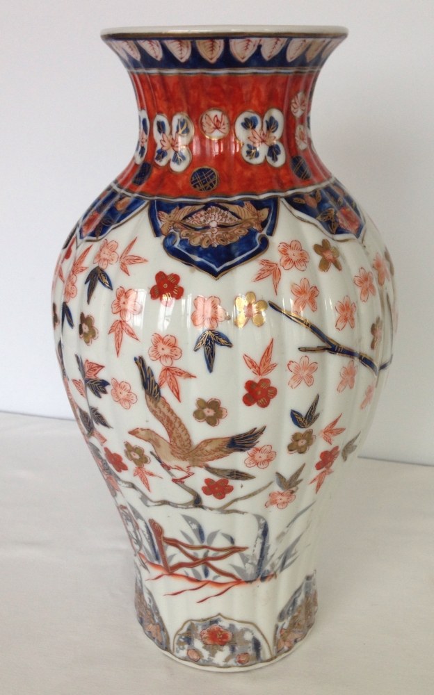 A large Japanese imari vase, 41cm tall.