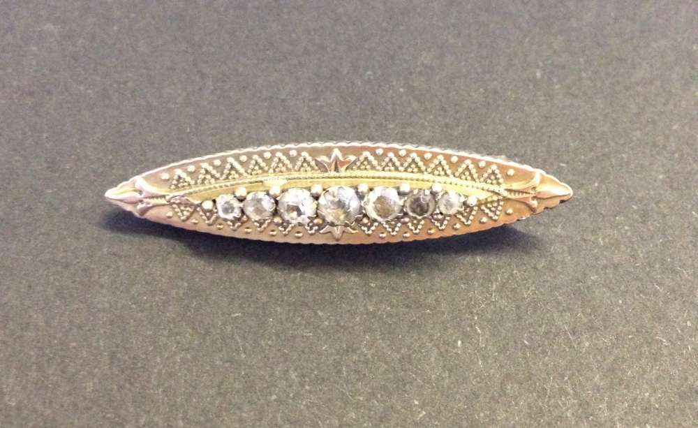 Victorian 9ct gold brooch, Chester hallmark 1896, set with 7 white stones of graduated sizes.