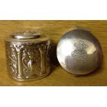 2 HM silver pillboxes both sheffield 1977. Total weight approx 26g.