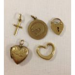 5 9ct gold jewellery items comprising: Pisces pendant, heart padlock clasp for bracelet, floating