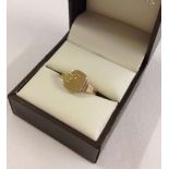 Ladies 9ct gold signet ring with flower engraving. Size approx L, weight approx 2.4g