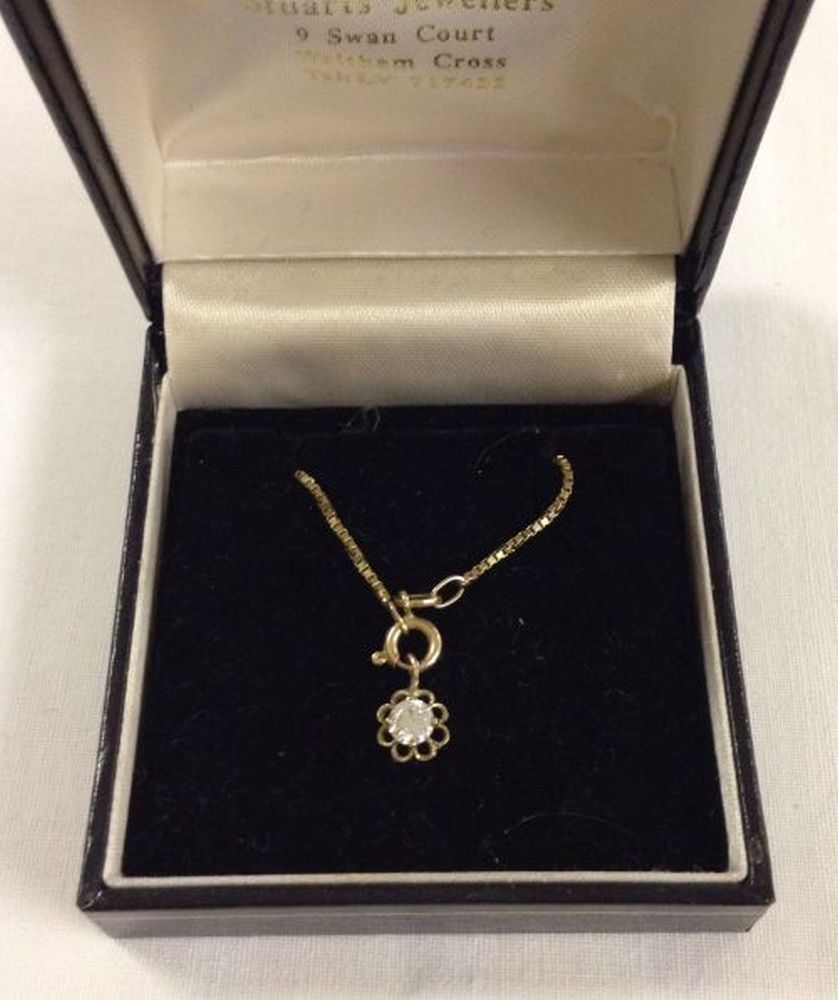 A 9ct gold pendant with CZ stone and 9ct gold box chain 14 inch. Total weight approx 3.0g.