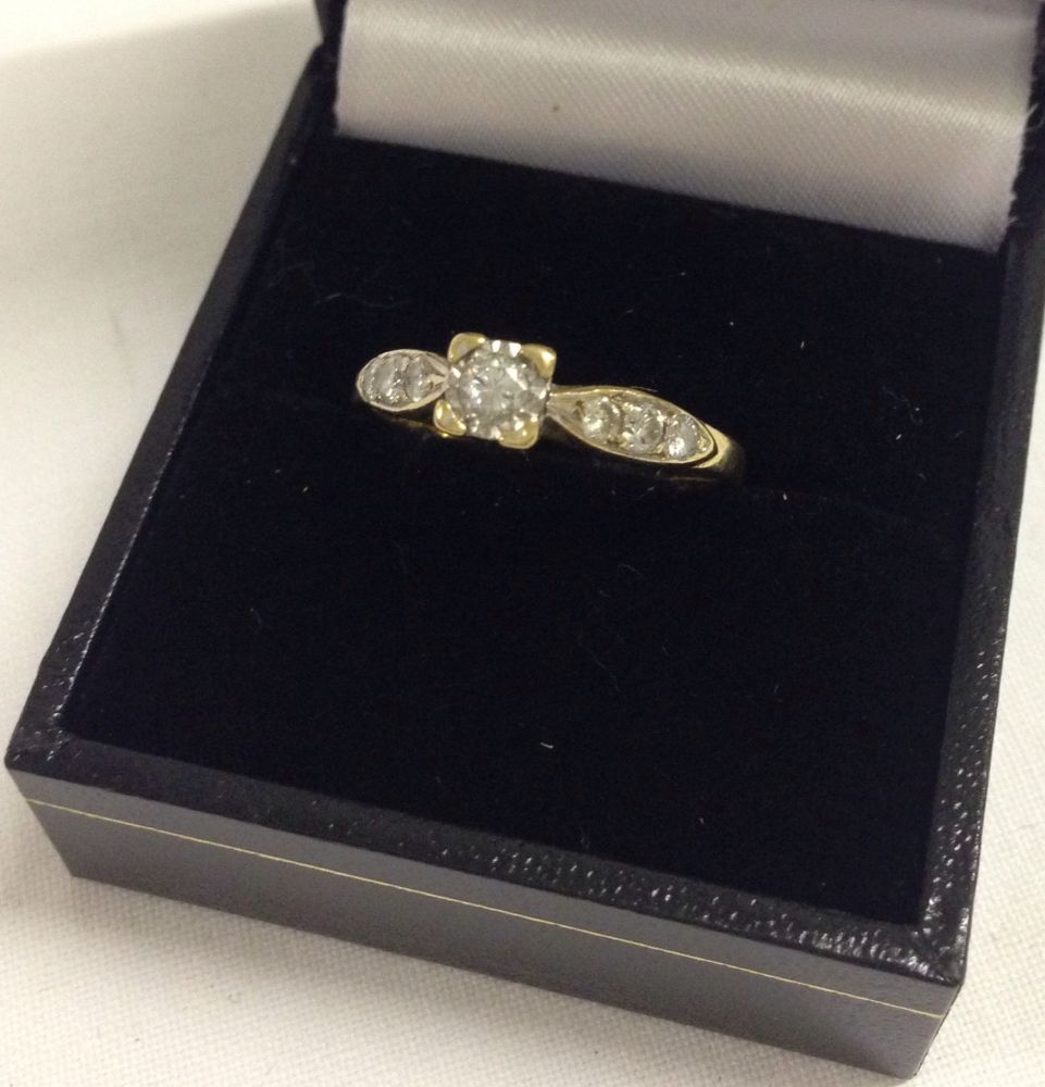 Hallmarked 18ct gold diamond ring set with 7 diamonds - 3 on each shoulder and 1 in a central square