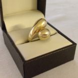 A 14 ct gold ring with cross-over design. Approx 8.1 g size M