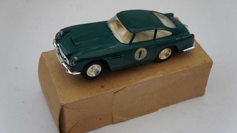 SCALEXTRIC Aston Martin DB4. G, unboxed (1)