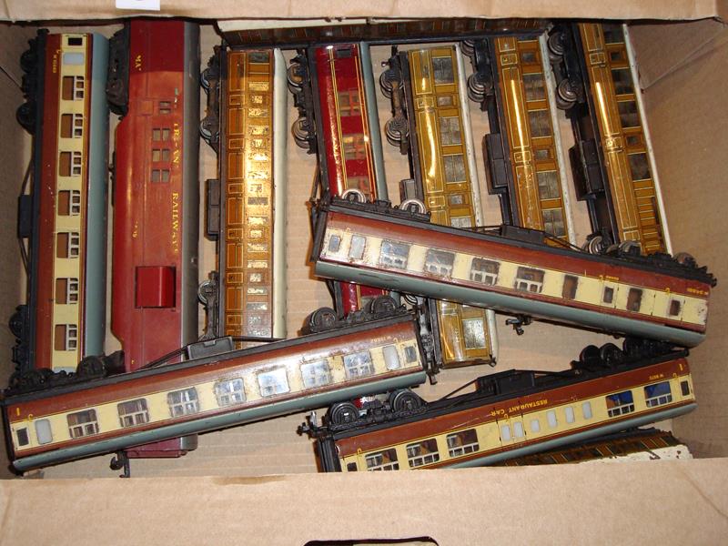 A tray of playworn Hornby Dublo tinplate coaches in various liveries. F (11)