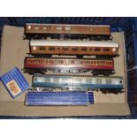 A tray of unboxed coaches by Hornby together with a Hornby Dublo wagon and a pair of Hornby Dublo