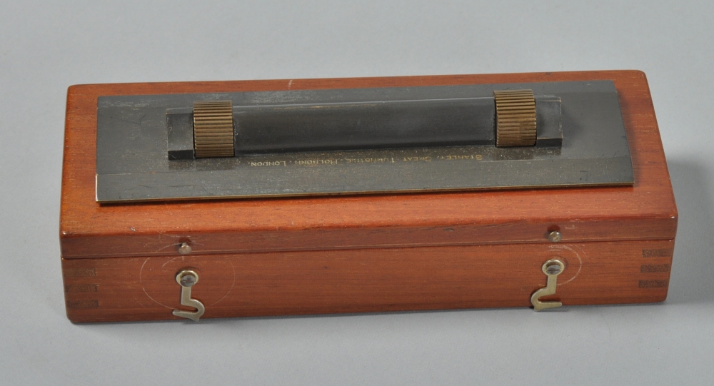 An Edwardian Stanley parallel straight edge with rollers, in mahogany box, 7"w.