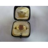 An 18ct gold signet-style dress ring set Cornelian panel