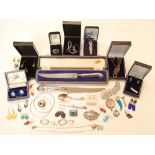 A mixed quantity of silver jewellery com