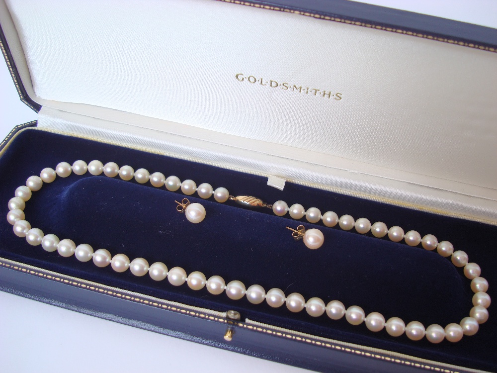 A single string of graduated cultured pearls, with 9ct gold clasp,