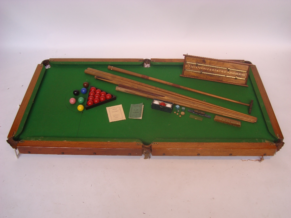 An Edwardian quarter size oak table top snooker / billiards table with slate bed,